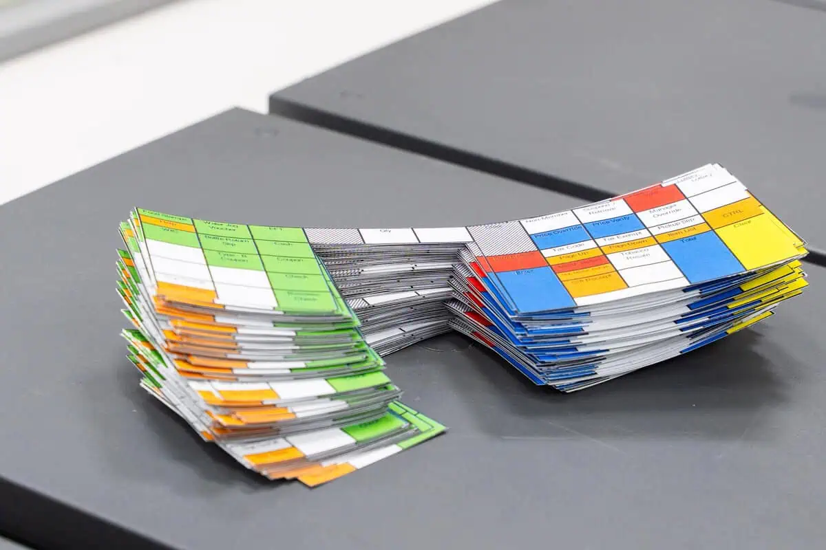 Stacked colored cards organized on a table, used by services technicians for demand scheduling and technology management.