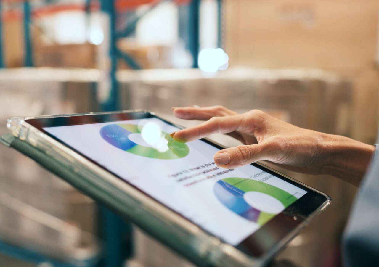 retail service data visibility dashboard showing SLA and uptime KPIs