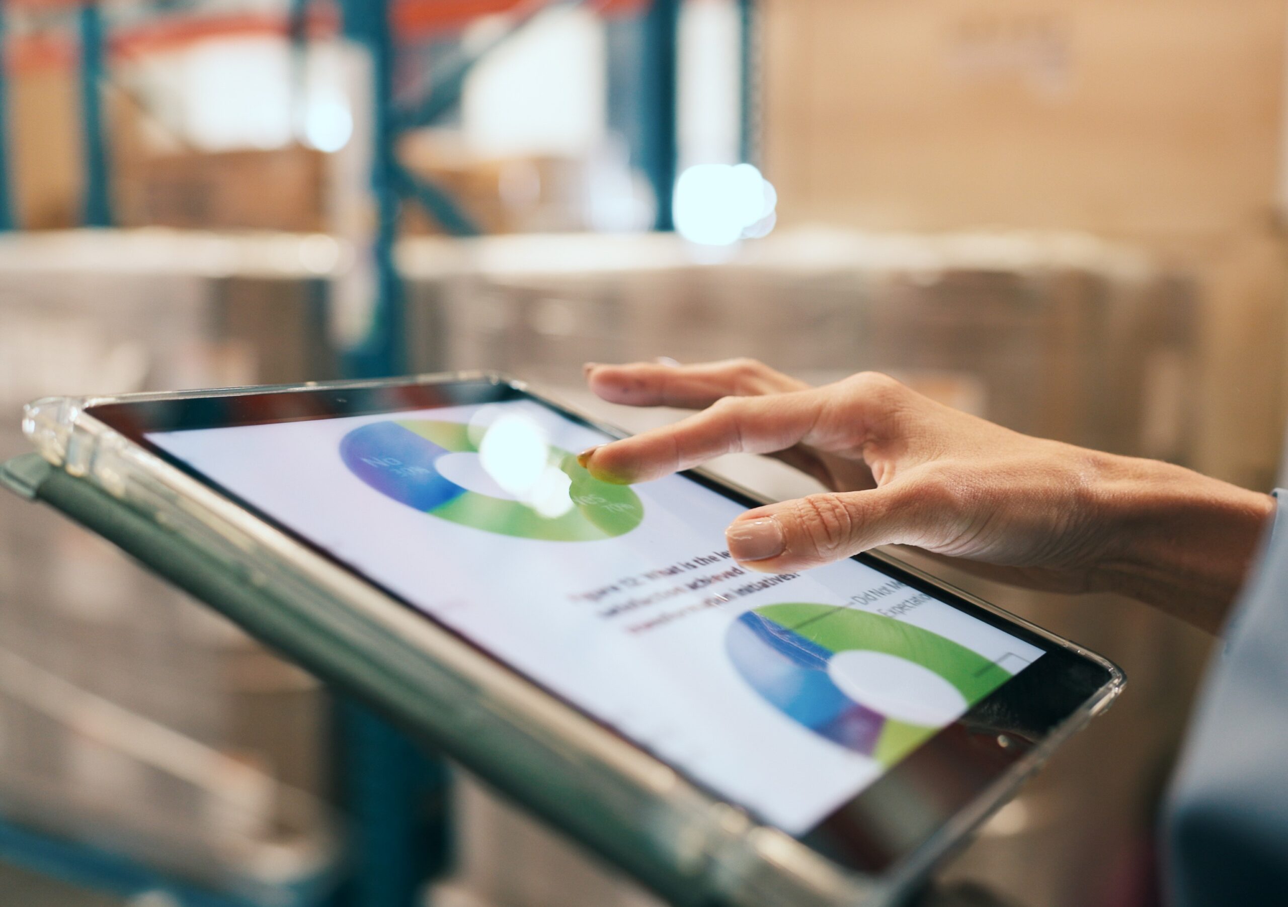retail service data visibility dashboard showing SLA and uptime KPIs